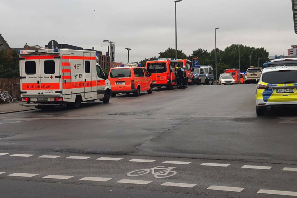 Ein Großaufgebot von Polizei und Feuerwehr steht am Freitagabend vor dem Ostbahnhof.