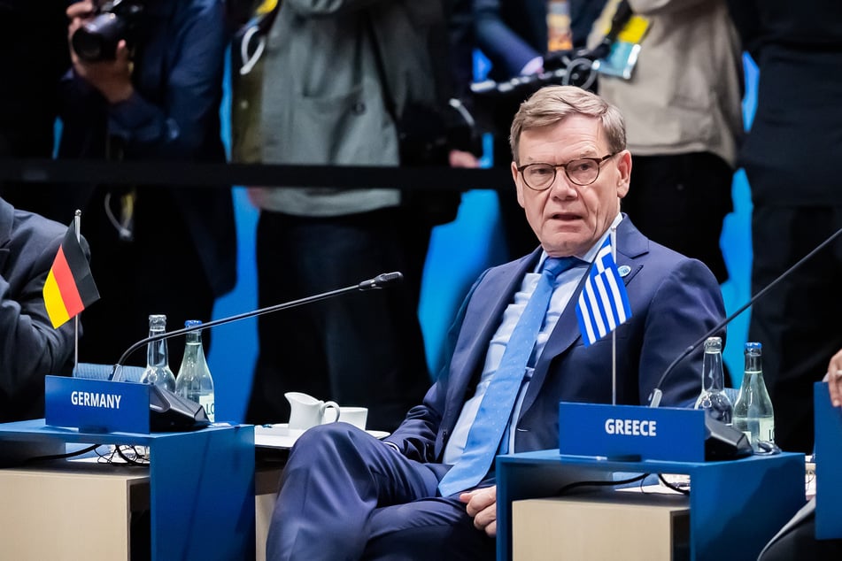 Beim Treffen mit seinen NATO-Kollegen forderte Außenminister Johann Wadephul weitere Unterstützung für die Ukraine.