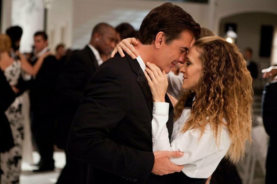 Chris Noth (l.), aka Mr. Big, had a years-long romance with Sarah Jessica Parker's (r.) character Carrie Bradshaw on Sex and the City.