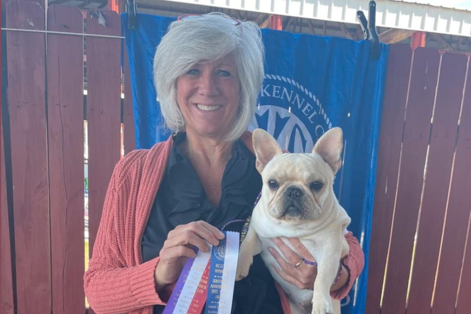 Lori Hartman Kemmerer und ihre Französische Bulldogge Tori nach einem Wettbewerb.