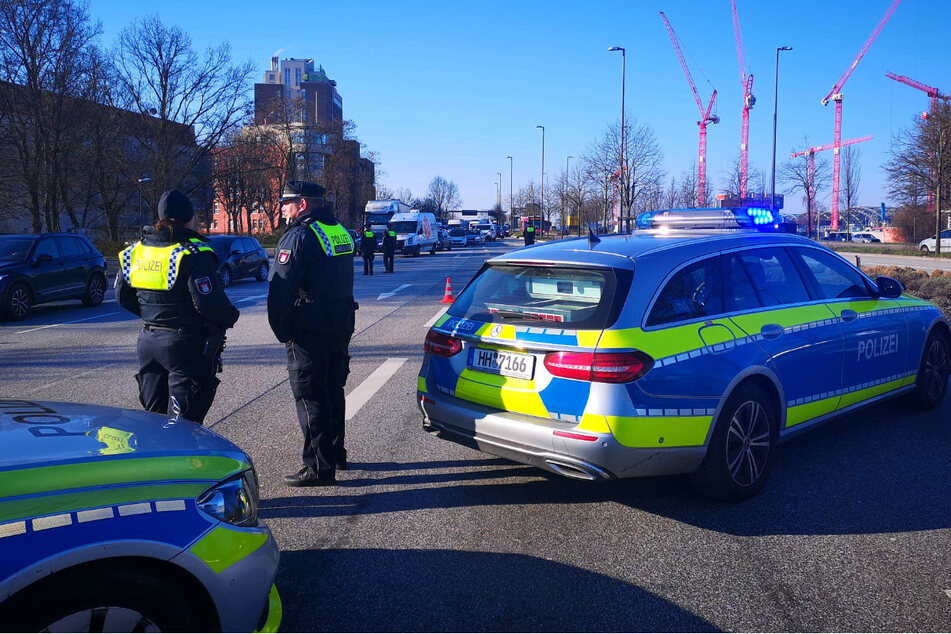 Die "Letzte Generation" blockiert an drei Stellen den Verkehr in Hamburg.