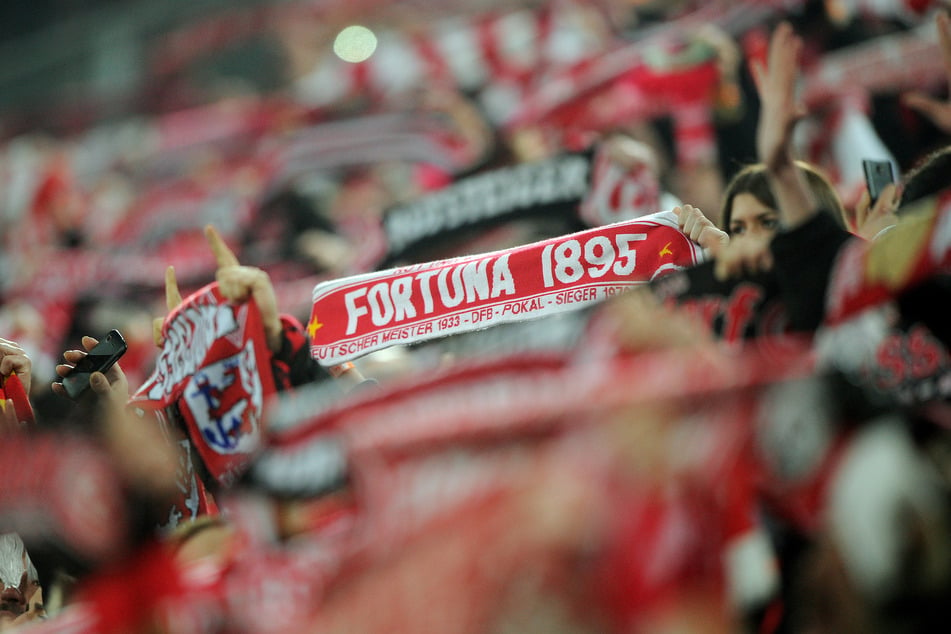 Ein Anhänger von Fortuna Düsseldorf hat einen gegnerischen Fan bewusstlos geschlagen.