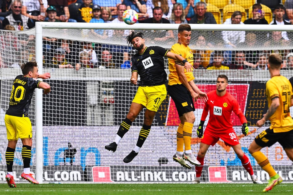 Der kampfstarke Antonios Papadopoulos (22, 2.v.l.) ist bei Borussia Dortmund II gesetzt und trainiert immer wieder auch mit den Profis mit.