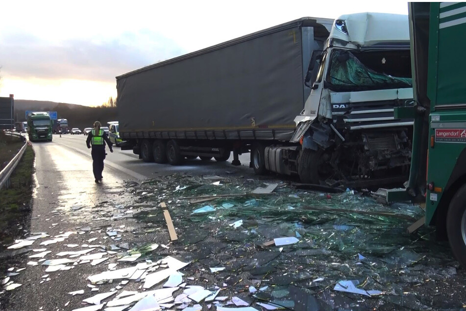 Unfall A1: Laster verliert tonnenweise Glas auf Autobahn: Drei Menschen verletzt
