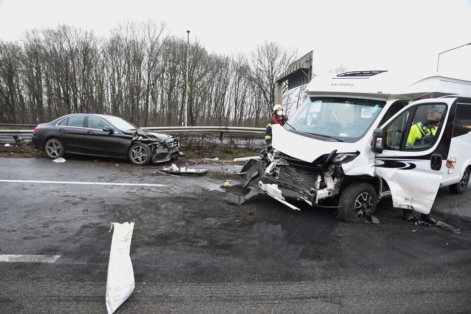 Am Sonntagnachmittag sind drei Menschen bei einem Unfall auf der A3 am Kreuz Leverkusen schwer verletzt worden.