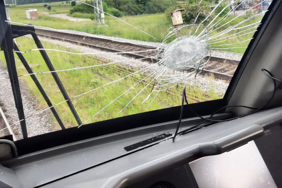 Stein auf Frontscheibe von Zug geworfen, Lokführer bei Vorfall verletzt