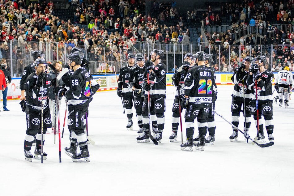 Ratlose Gesichter bei den Spielern der Kölner Haie nach der dritten Niederlage in Folge.