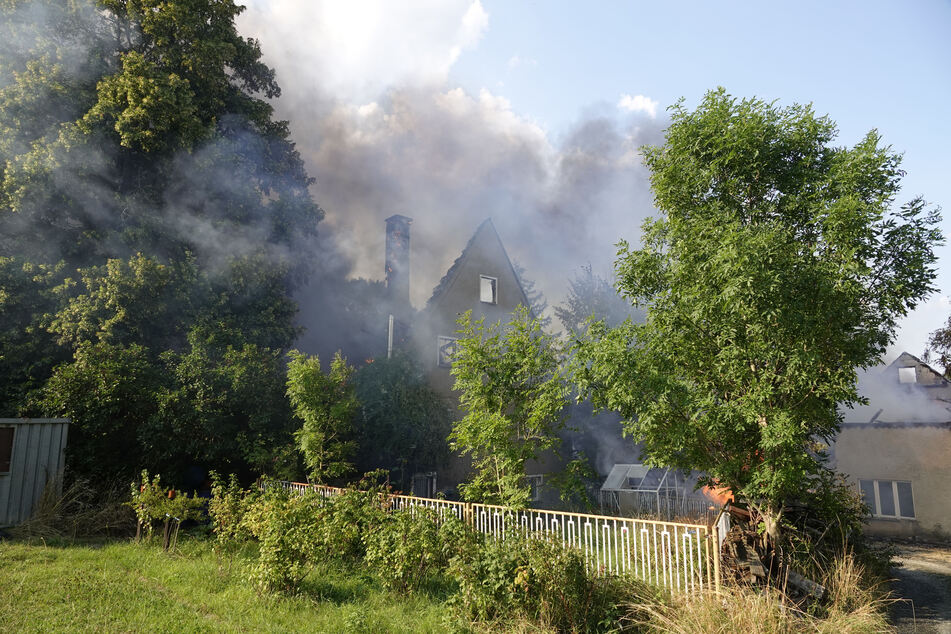 Bei dem Brand wurden zwei Wohnhäuser und eine Scheune zerstört.