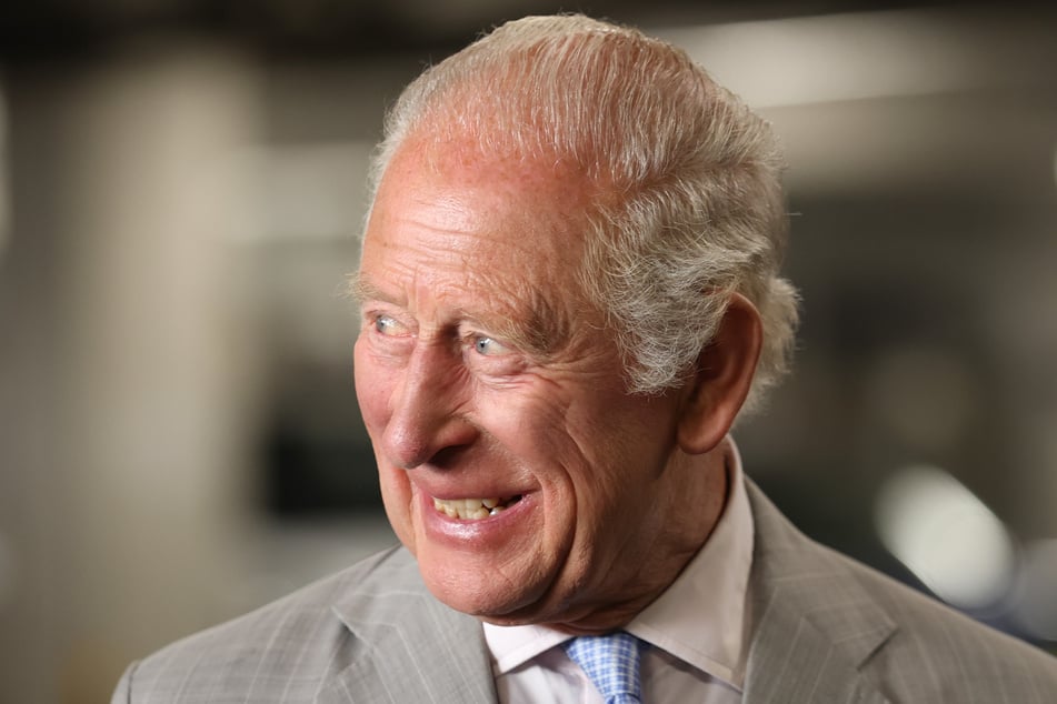 König Charles III. (77) soll zuletzt wieder etwas besser mit Prinz Harry klargekommen sein.