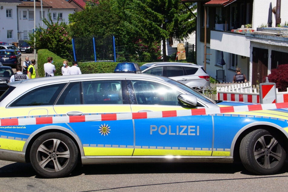 Ein Polizeiauto in der Nähe des Tatorts.