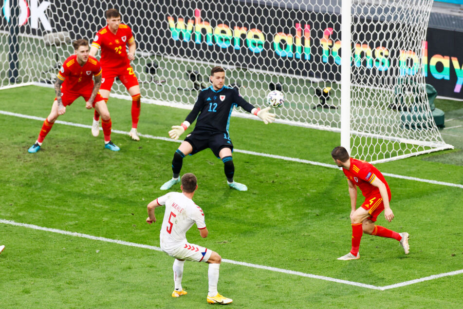 Tag des offenen Tores! Joakim Maehle (2.v.r.) legt kurz vor Schluss unbedrängt das 3:0 für Dänemark nach.