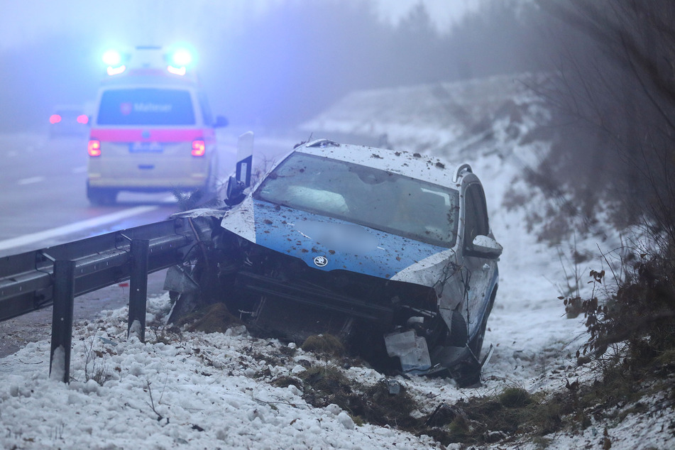 Totalschaden! Ein Skoda überschlug sich am Samstagmorgen offenbar mehrfach auf der A4 bei Hohenstein-Ernstthal.