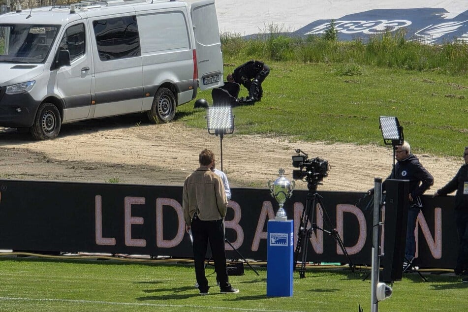 Die Trophäe für den Gewinn der Meisterschaft steht bereit. Lok Leipzig muss nur noch zupacken.