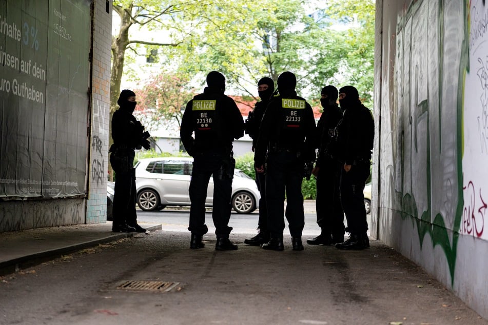 Auch Razzien gegen die Verbreitung von Schusswaffen fanden in Berlin zuletzt öfter statt. (Archivbild)