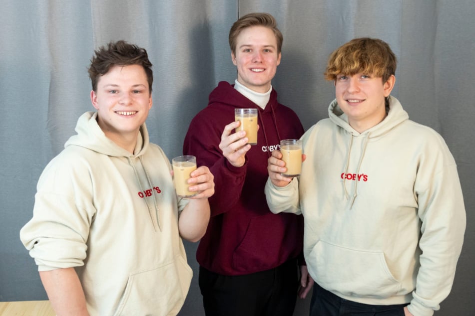 Bruno Stein (22), Martin Emmrich (21) und Maximilian Buder (21, v.l.n.r.) haben gemeinsam das Start-up "Coby’s" gegründet, das flüssiges Kaffee-Konzentrat vertreibt.