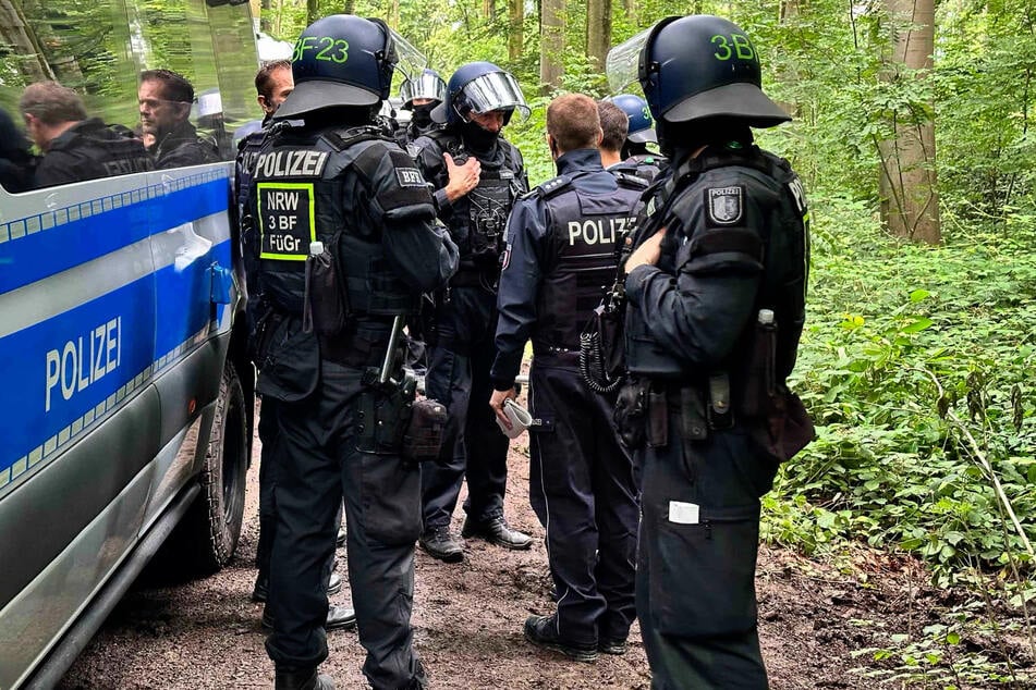 Die Polizei ist am Mittwochmorgen mit Hundertschaften in das Gremberger Wäldchen in Köln ausgerückt, um ein Protestcamp zu räumen.