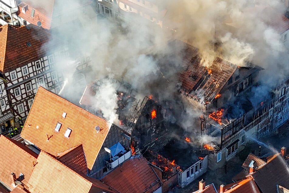 Feuer in historischer Altstadt in Hessen: Schaden in Millionenhöhe befürchtet