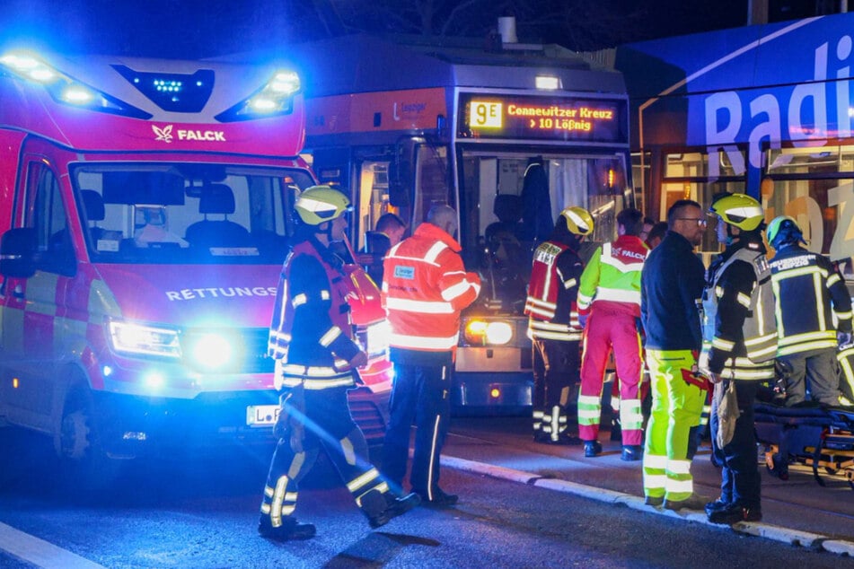 Frau wird im Leipziger Norden zwischen Straßenbahnen eingeklemmt