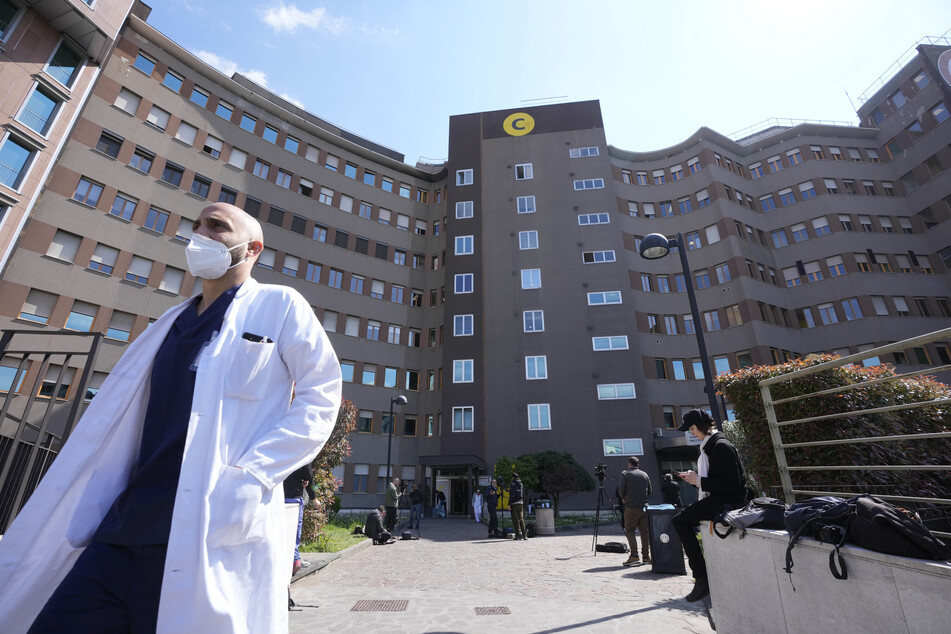 Der Ex-Regierungschef wird im San Raffaele Krankenhaus in Mailand behandelt.