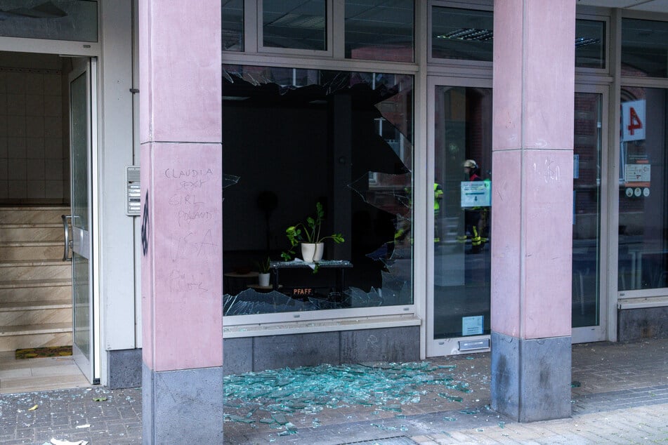 Durch die Explosion in der Euskirchener Innenstadt ist unter anderem ein Schaufenster zersprungen.