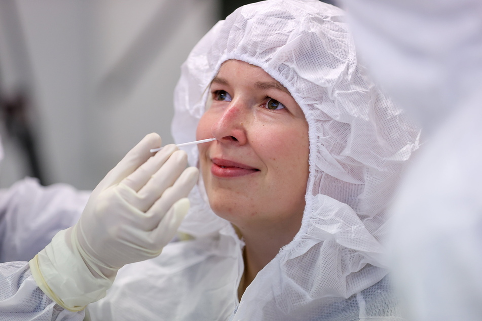 Kita-Leiterin Kristina Apitz lässt sich von einer anderen Kursteilnehmerin unter fachlicher Aufsicht einen Nasenabstrich nehmen.
