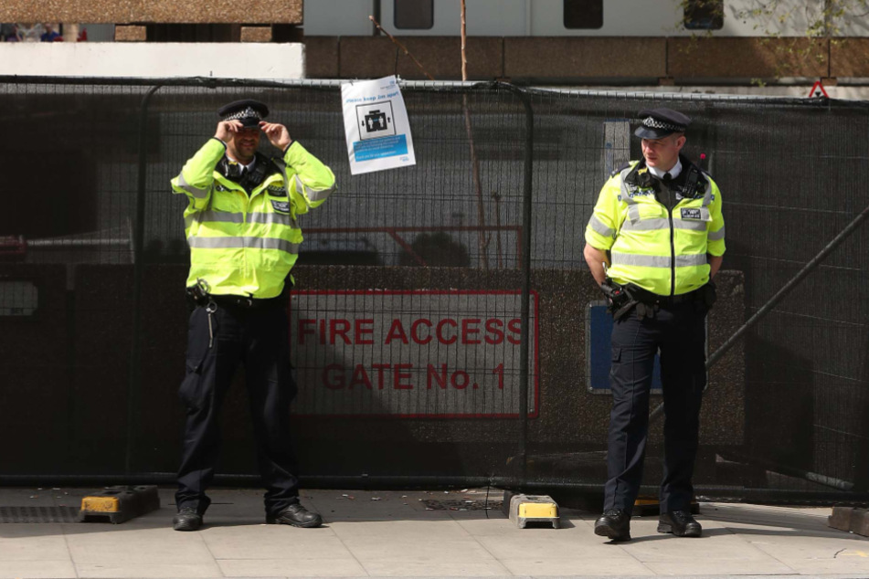 Polizisten stehen vor dem St. Thomas-Krankenhaus im Zentrum Londons.