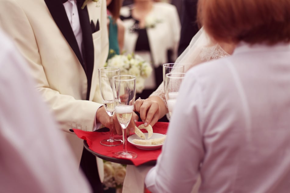 La madre del recién casado se presentó en la recepción con su ex novia. (imagen simbólica)