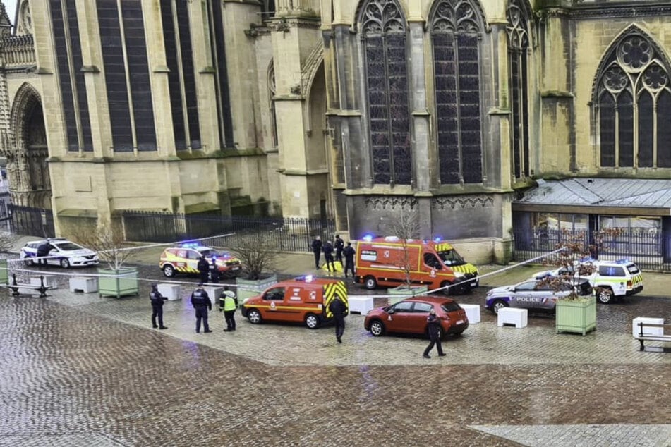 Die Frau wurde vor der Kathedrale der französischen Stadt Metz niedergestochen.