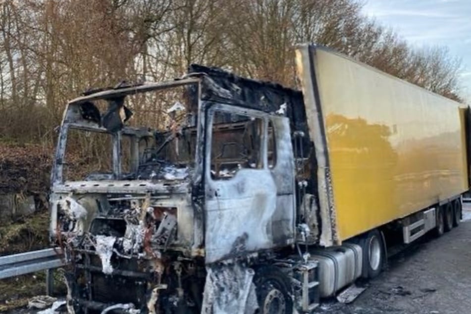 Eine Spezialfirma pumpt die teilweise beschädigte Ladung kontrolliert um.