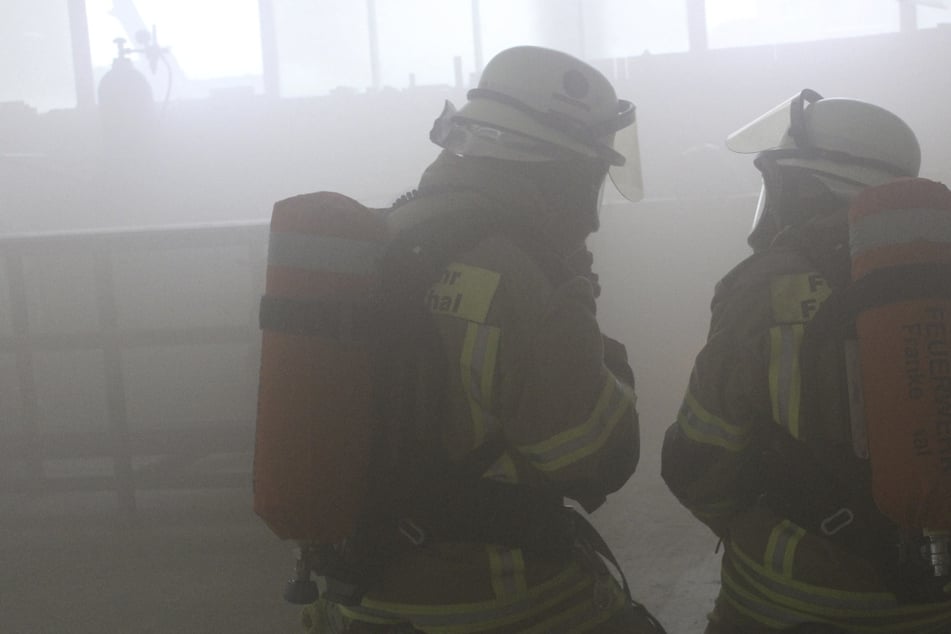 Drei Verletzte bei Wohnhausbrand: Feuerwehr rettet 30 Personen!