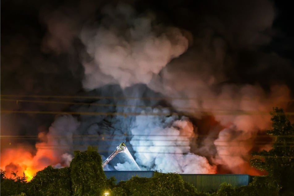 Die Feuerwehr warnte die Bevölkerung in einem Umkreis von vier Kilometern: Durch den Rauch könne es zu Geruchsbelästigung kommen, Fenster und Türen sollten geschlossen bleiben. Gefahr für die Bevölkerung bestehe aber nicht.