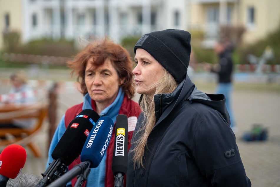 Constanze von der Meden, Rechtsanwältin des Helfer Teams (r.), und leiteneTierärztin Janine Bahr-van Gemmert zeigen sich bei ihrem Statement positiv gestimmt.