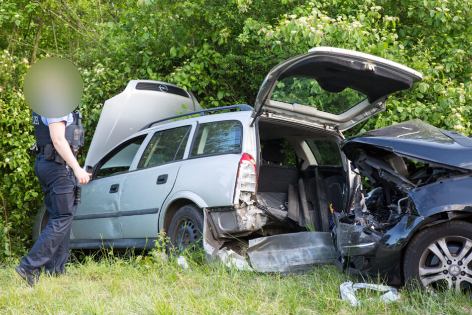 Mercedes B-Klasse kracht frontal in Pannenhilfe: Zwei Schwerverletzte
