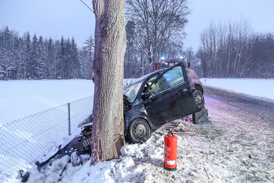 Baum-Crash auf der S255 bei Oelsnitz: Eine Ford-Fahrerin verlor offenbar die Kontrolle über ihr Fahrzeug und krachte gegen einen Baum.
