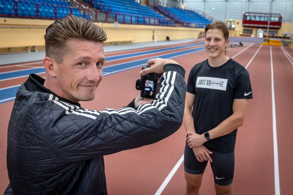 Sportlerfotograf Benjamin Löwe (39) fotografiert Dreispringer Max Hess (28), der am heutigen Montag in Paris eintrifft.