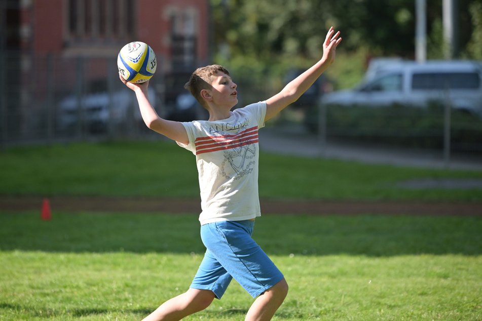 Der Achtklässler Lucas (14) übt einen Rugby-Angriff an der "Tackle Roll".