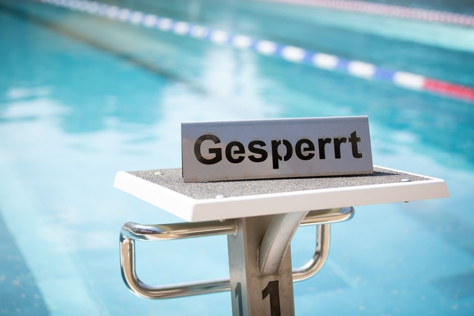 Rund 500 bis 600 Gäste mussten das Schwimmbad in Kempen aufgrund des Chlorgas-Alarms verlassen. (Symbolbild)