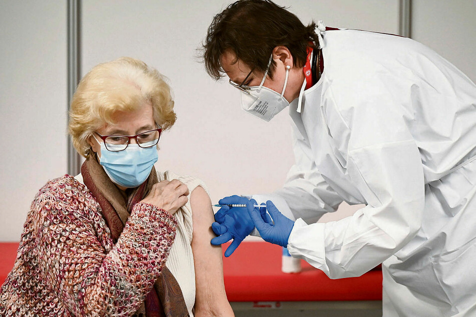 Gerda Müller (86, l.) aus Bad Nauheim wird in einem hessischen Impfzentrum von einer Ärztin mit dem Präparat von Biontech/Pfizer geimpft.