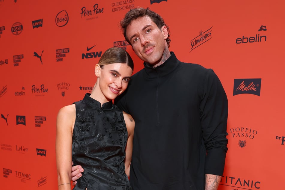 Romina Palm (27) und Christian Wolf (31) zeigen sich vor der Show gemeinsam auf dem Red Carpet.