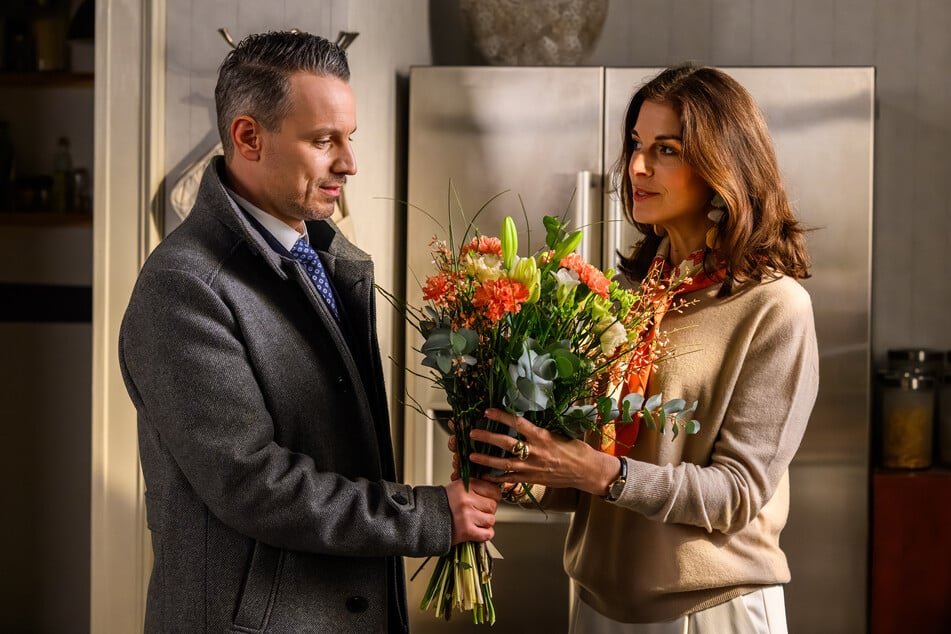 Kilian (l.) legt das Mandat für Deniz zuliebe seiner Partnerin Gabriella (r.) ab.