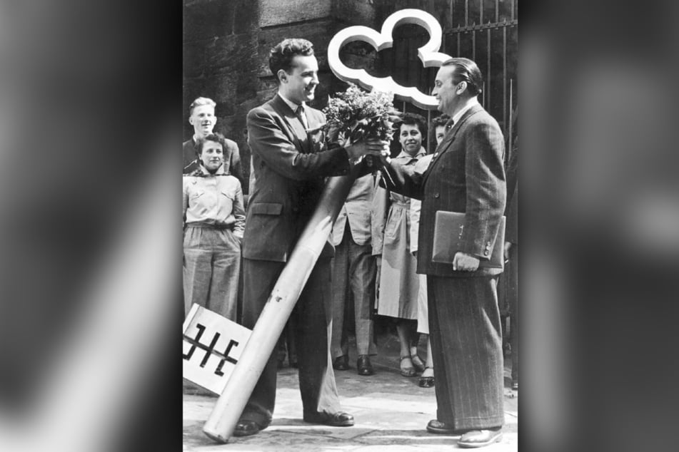 Mit einer symbolischen Schlüsselübergabe an den ersten Museumsdirektor der Festung, Dieter Weber (l.), wurde das Museum 1955 eröffnet.