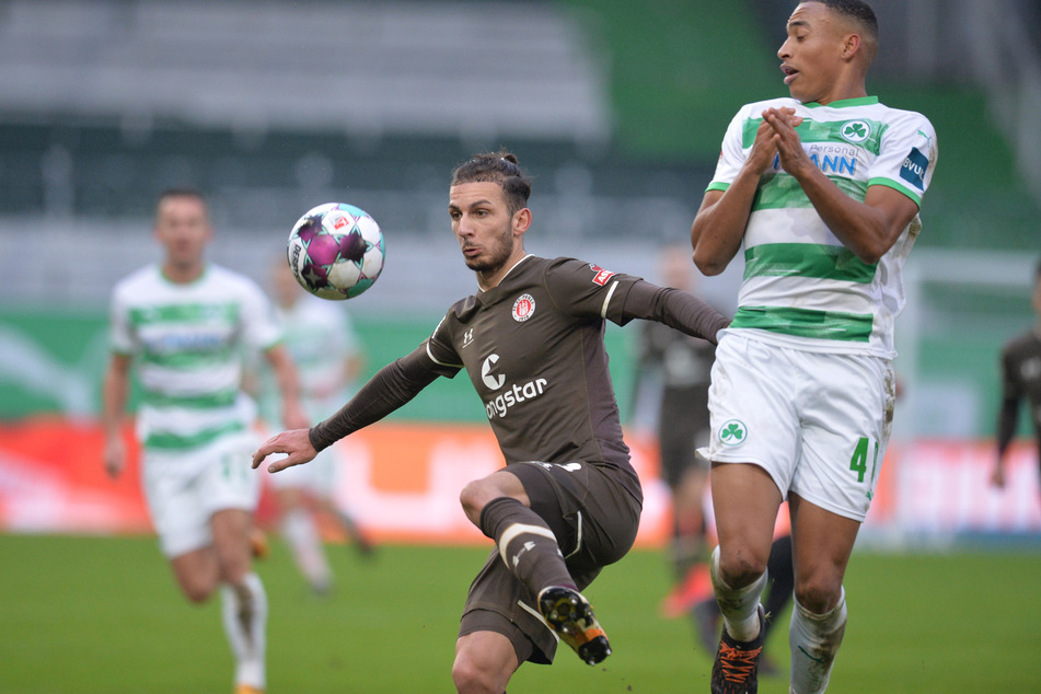 Der Fürther Jamie Leweling (r) spielt gegen Leart Paqarada von Pauli.