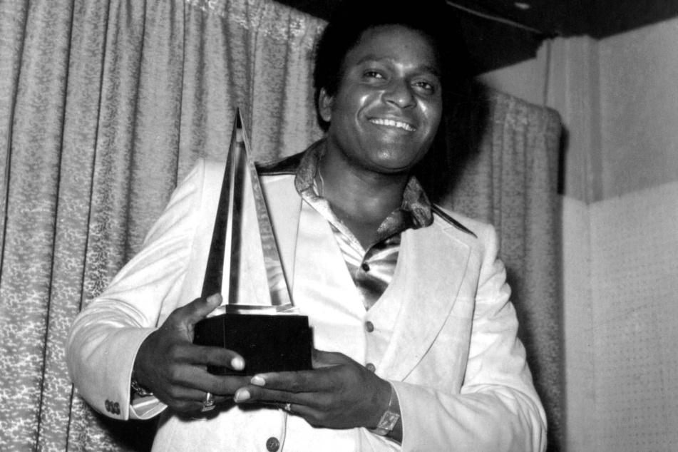 Charley Pride received the award for Favorite Country Male Artist at the 4th Annual American Music Awards in 1977.