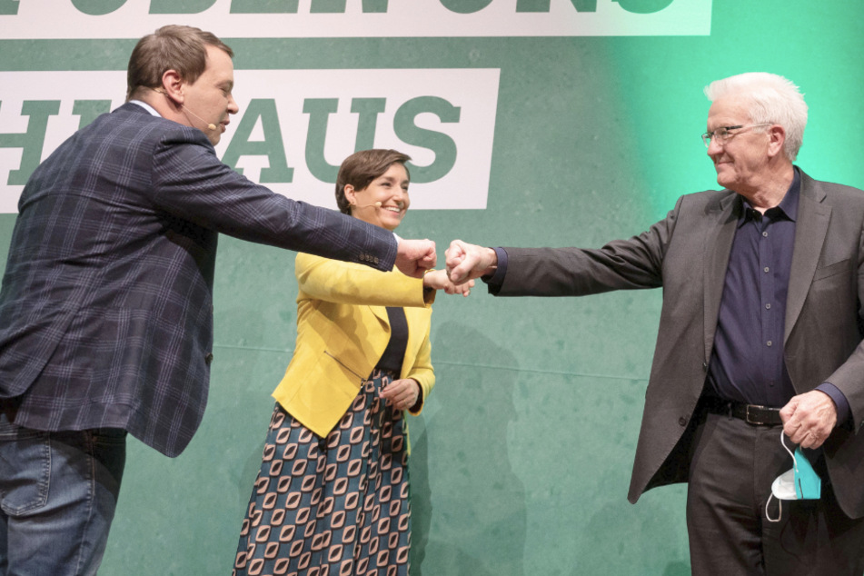 Winfried Kretschmann (r.), Ministerpräsident von Baden-Württemberg, Sandra Detzer (m.) und Oliver Hildenbrand, Landesvorsitzende von Bündnis 90/Die Grünen Baden-Württemberg, stehen beim Landesparteitag nach Kretschmanns Wahl zum Spitzenkandidaten für die kommende Landtagswahl auf der Bühne.