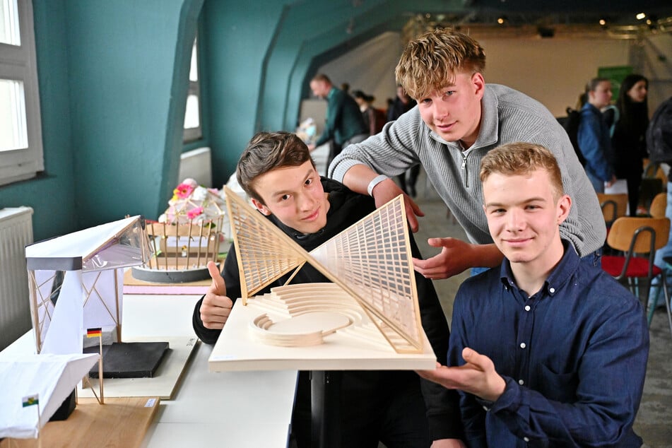 In der höheren Altersklasse konnte sich das Ausstellungsstück "Einfache Hyperschale" durchsetzten - die sächsischen Schüler Janek Hentsch (16, l.), Sebastian Heimpold (15, m.) und Jonasz Koper (16, r.) können es kaum fassen.