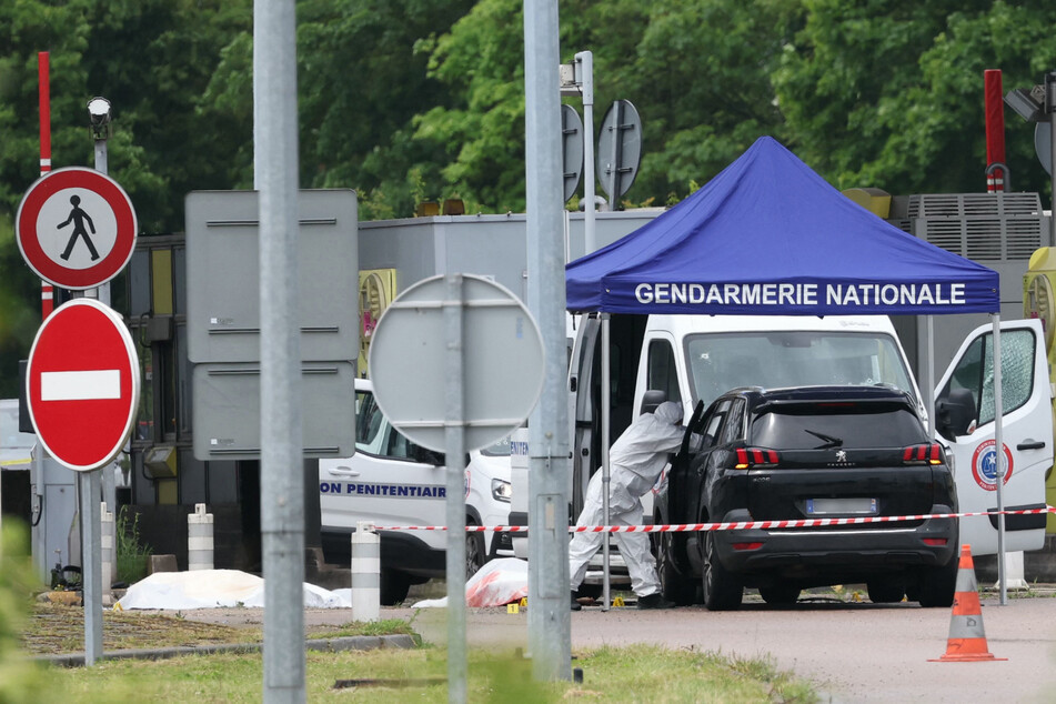 Nach dem Angriff im Departement Eure untersuchen Kriminalisten den Tatort.