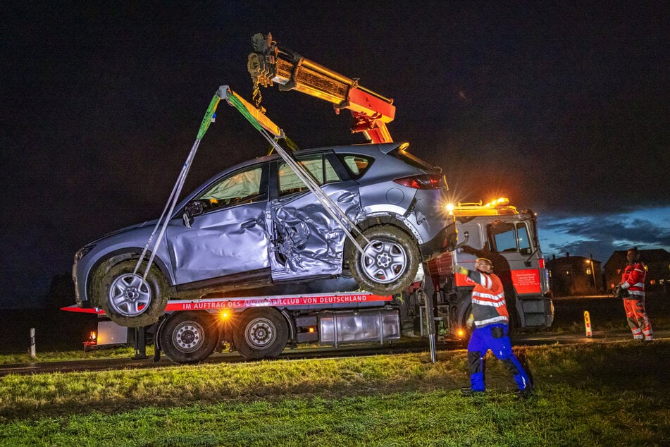 Der zerbeulte Mazda wurde per Kran von einem angrenzenden Feld geborgen.