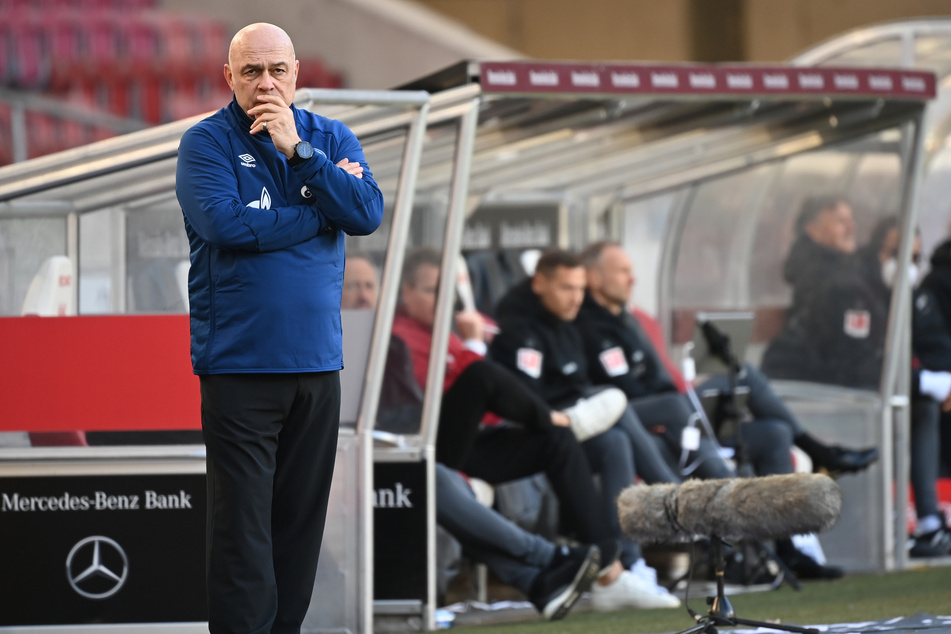 Neben Trainer Christian Gross (66) sind auch vier weitere Verantwortliche beurlaubt worden.