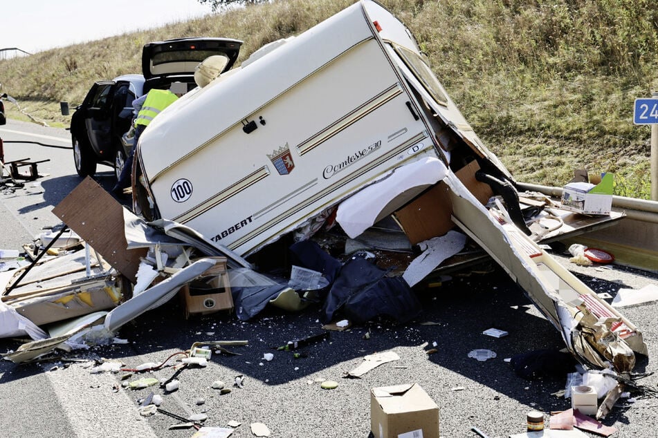 Der Wohnanhänger wurde bei dem Crash komplett zerstört. Für die Bergung musste die A3 teilweise gesperrt werden.