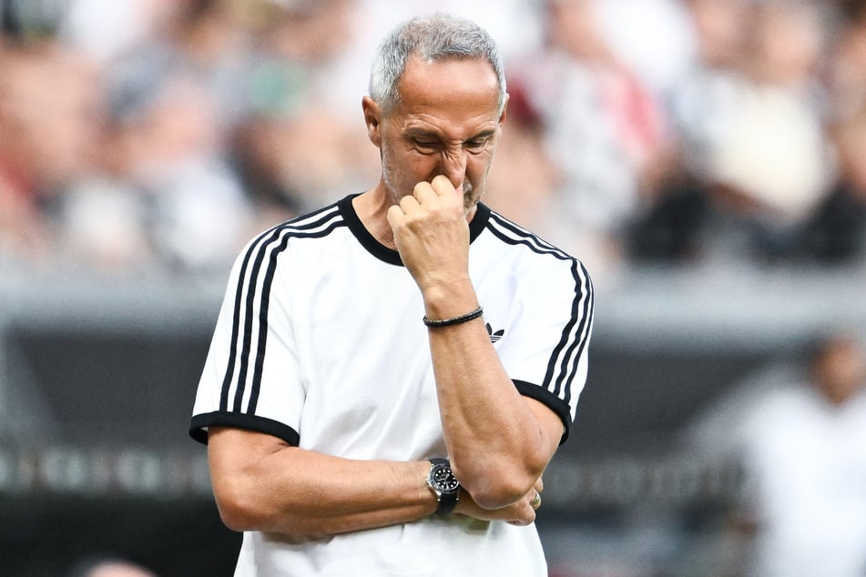 Eintracht-Coach Adi Hütter (56) ist mit den bisherigen Auftritten seines Teams mehr als unzufrieden.